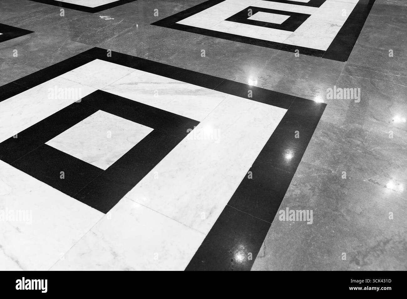 Pavimento piastrellato geometrico bianco e nero ad alto contrasto caratterizzato da eleganti motivi quadrati, che offrono un elemento di design moderno e sofisticato agli interni Foto Stock