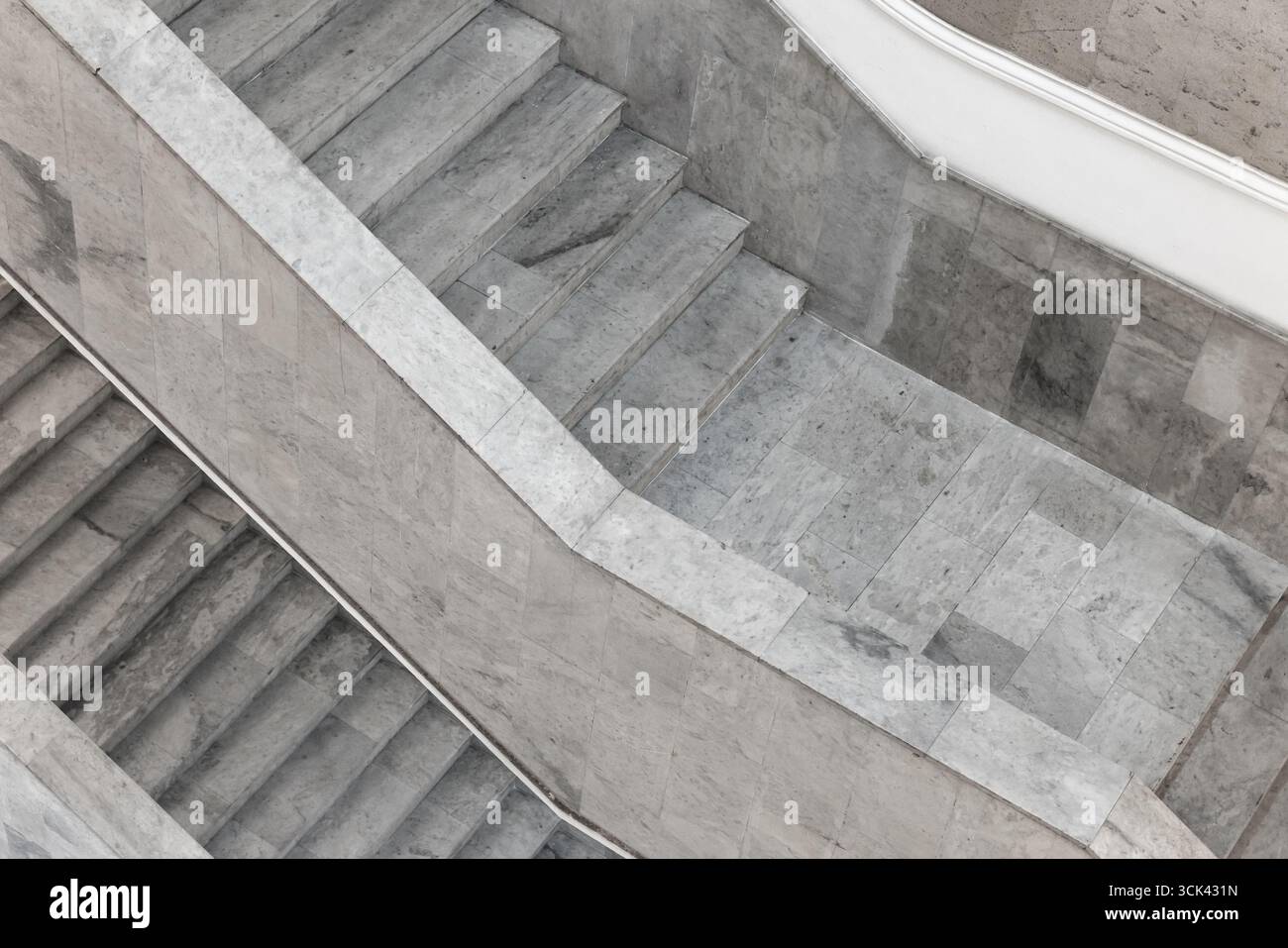 Prospettiva geometrica di una scala in marmo che mostra un'architettura minimalista, enfatizza linee e texture pulite, ideale per il design, l'arte o l'abstra Foto Stock