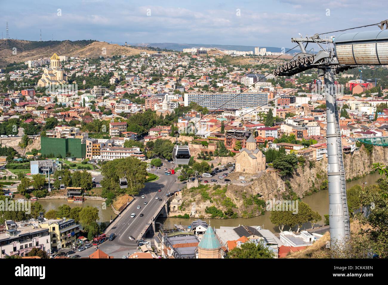 Vista panoramica aerea di Tbilisi, con funivia che sale dal Rike Park alla fortezza di Narikala a Tbilisi, Georgia, il 9 settembre 2025 Foto Stock