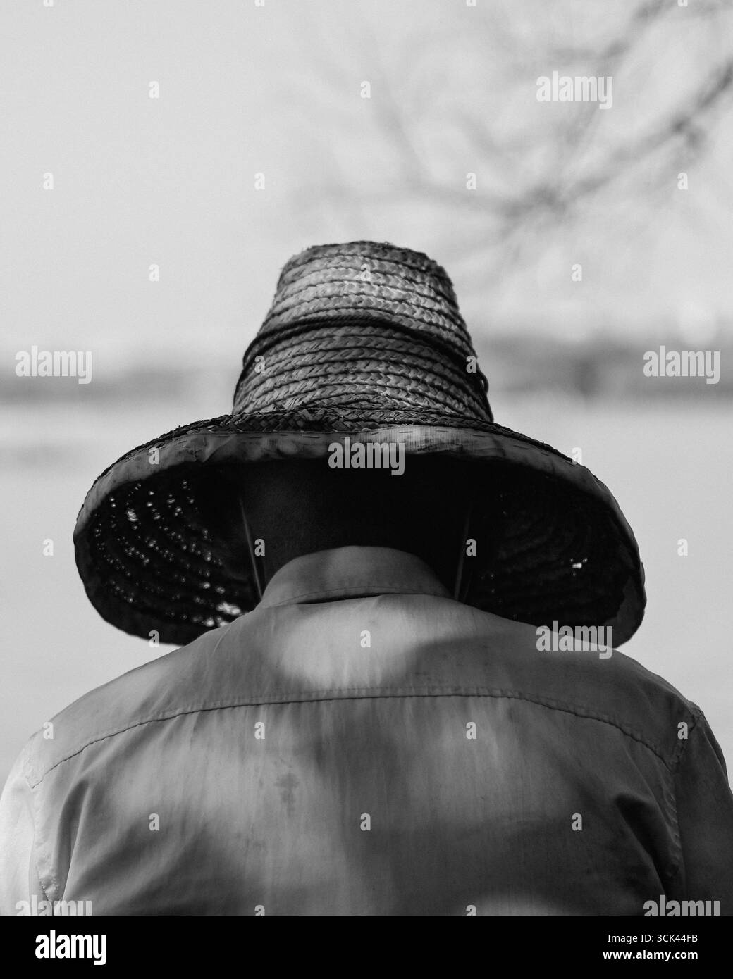 Uomo cinese in un cappello di paglia - bianco e nero Foto Stock