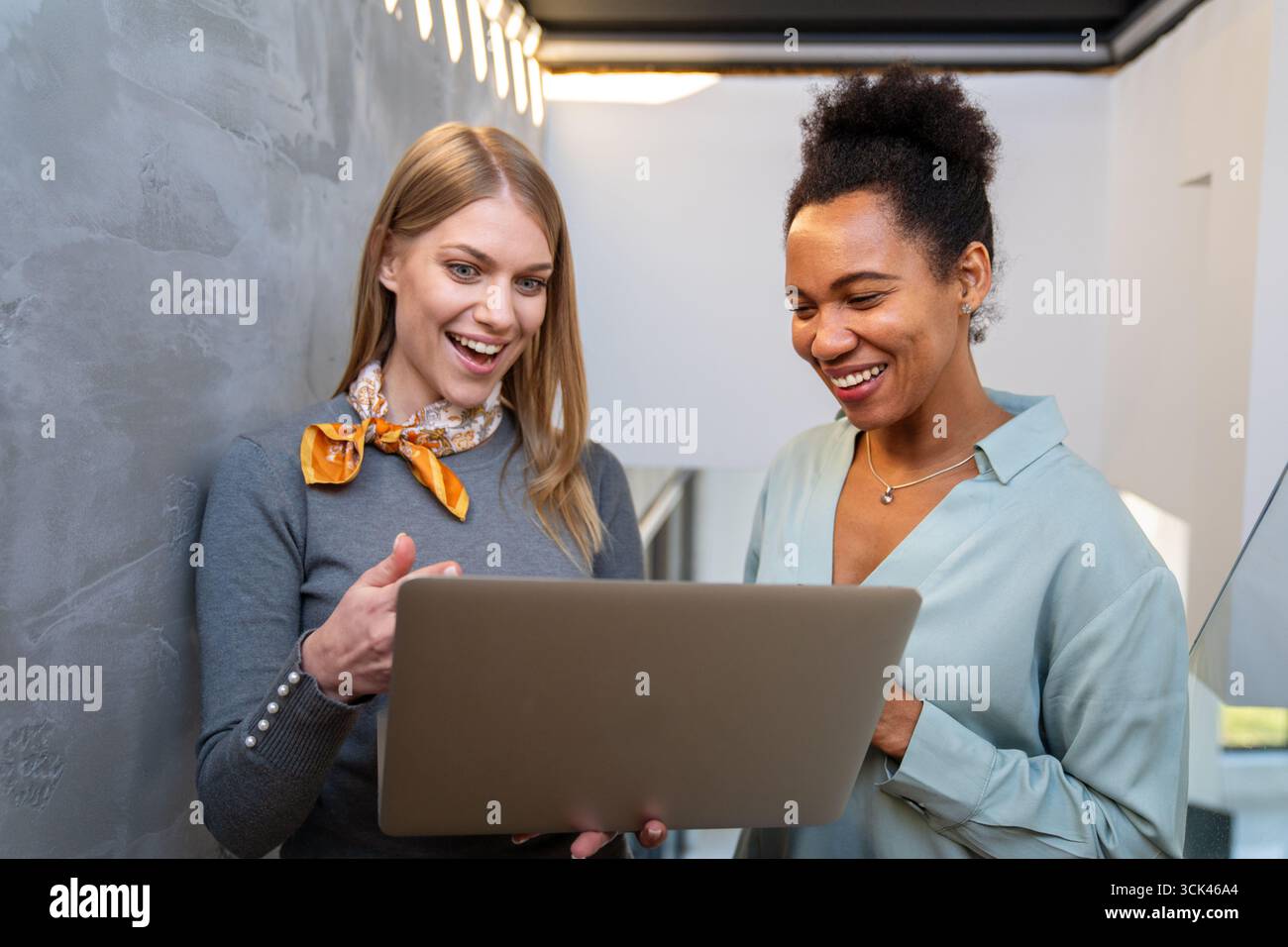 Intelligenza artificiale, innovazione nella programmazione. Lavorate di squadra con i notebook per soluzioni future Foto Stock