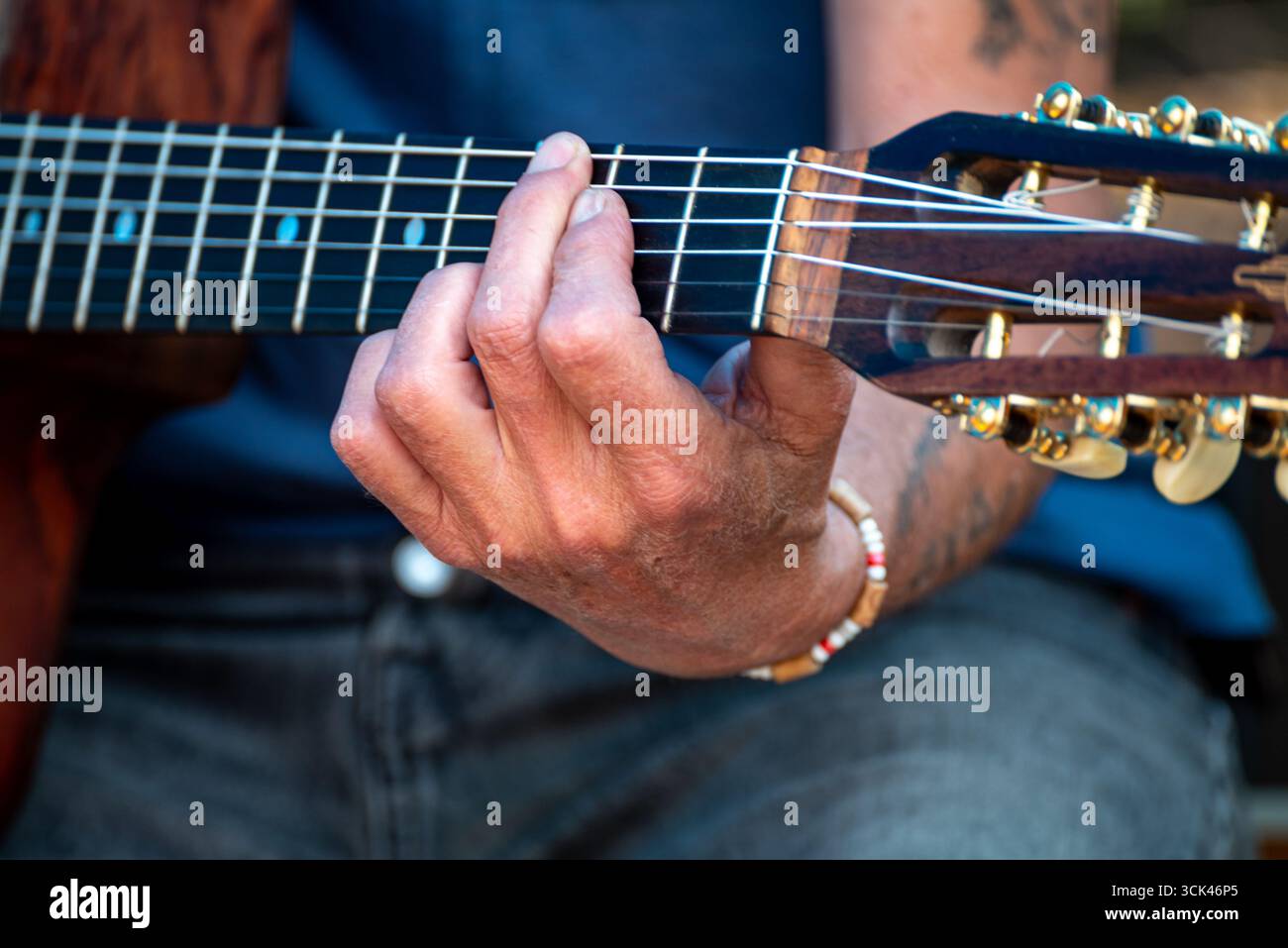 La dedizione e la pratica di un chitarrista che padroneggia il suo strumento The Soul of a Hobby Foto Stock