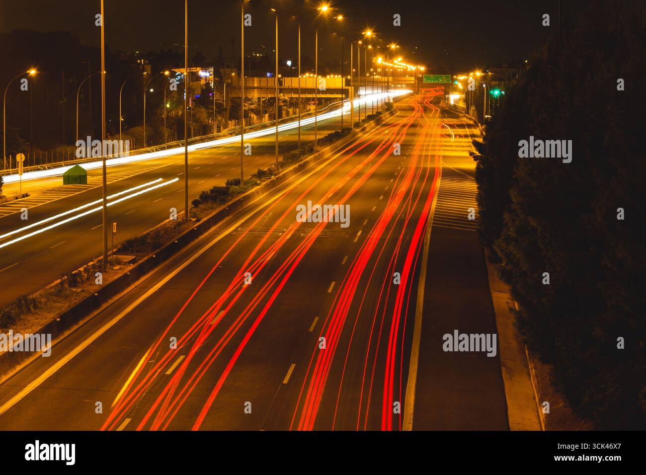 Sentieri notturni per auto sull'autostrada Kifisos ad Atene, Grecia. Foto Stock