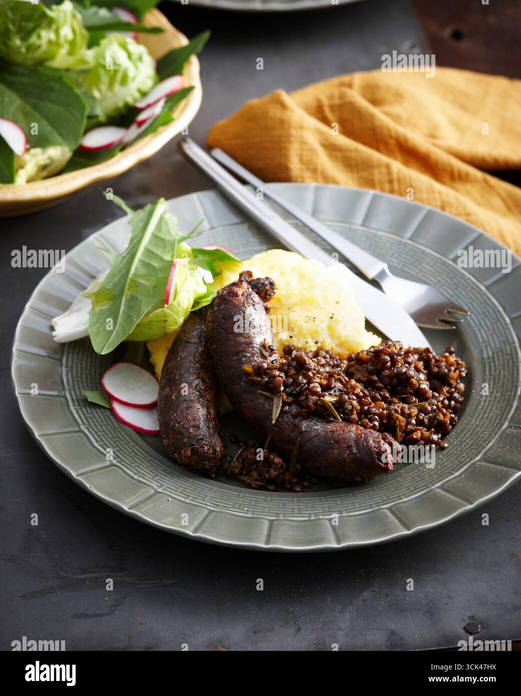 Budino nero italiano con lenticchie e purè di patate Foto Stock