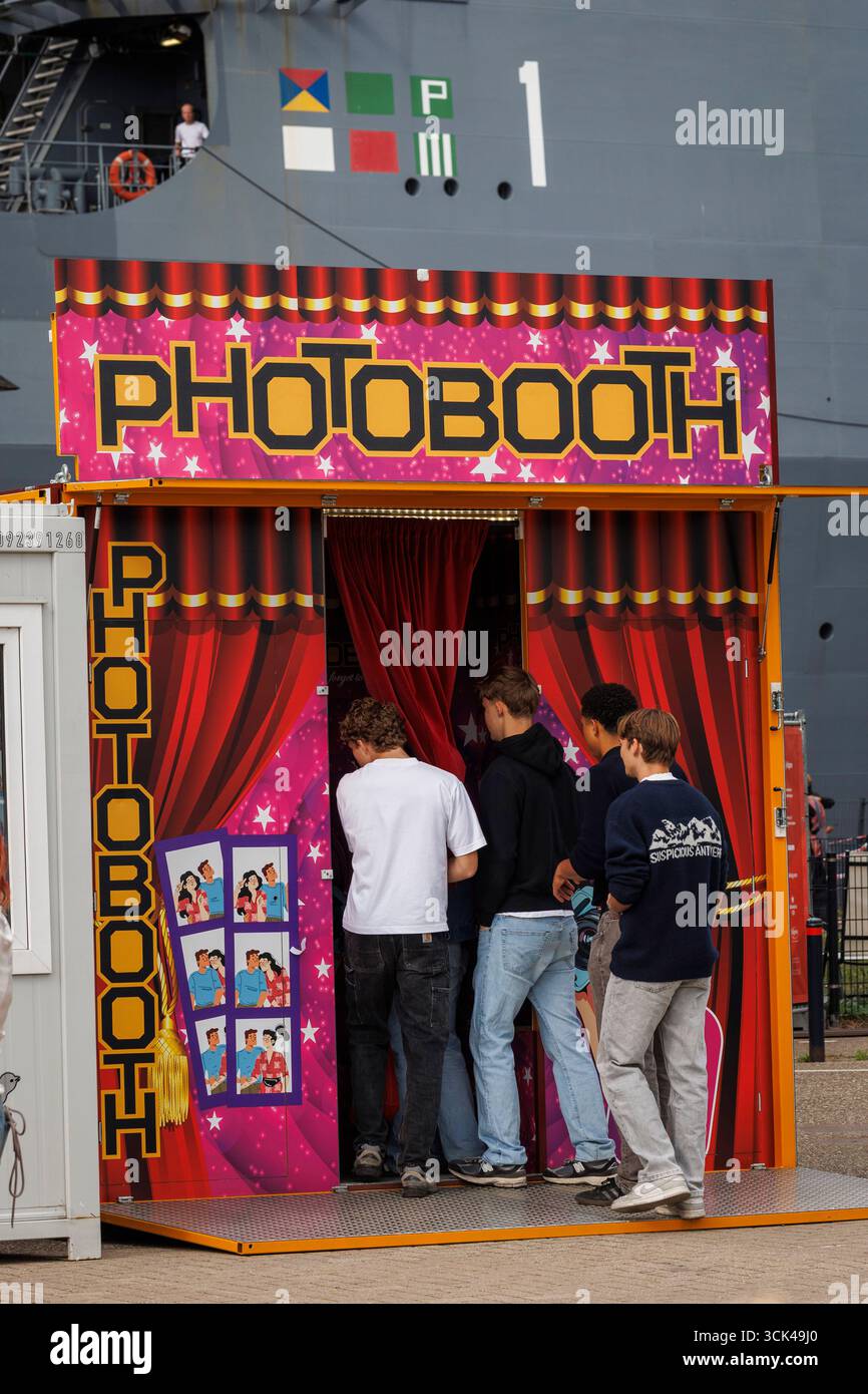 Uno stand fotografico si trova durante un evento nel porto di Ijhaven, Amsterdam, Paesi Bassi. ein Fotoautomat steht waehrend einer Veranstaltung im Ijhaven, Amster Foto Stock