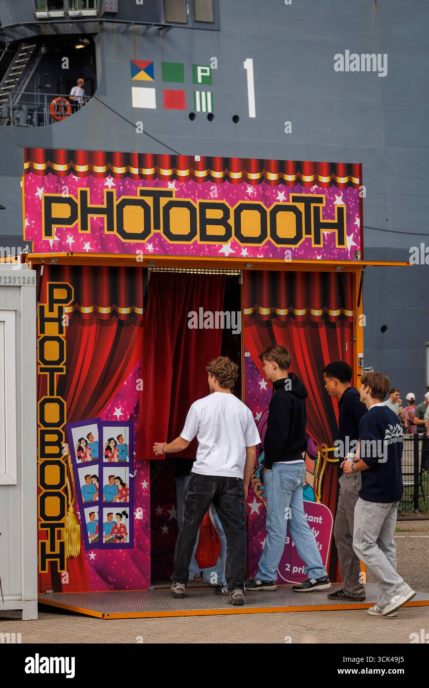 Uno stand fotografico si trova durante un evento nel porto di Ijhaven, Amsterdam, Paesi Bassi. ein Fotoautomat steht waehrend einer Veranstaltung im Ijhaven, Amster Foto Stock