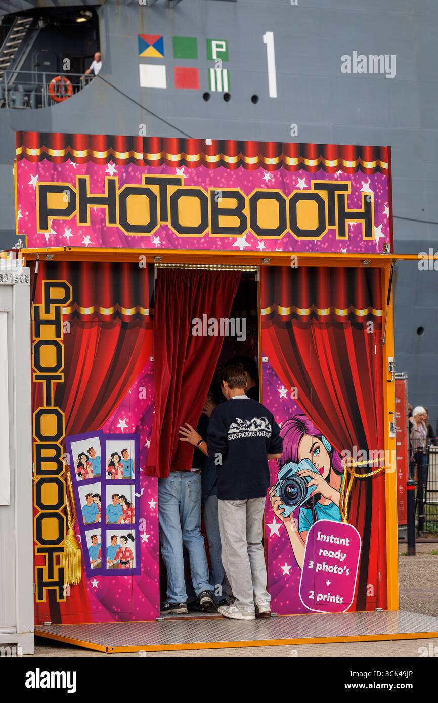 Uno stand fotografico si trova durante un evento nel porto di Ijhaven, Amsterdam, Paesi Bassi. ein Fotoautomat steht waehrend einer Veranstaltung im Ijhaven, Amster Foto Stock