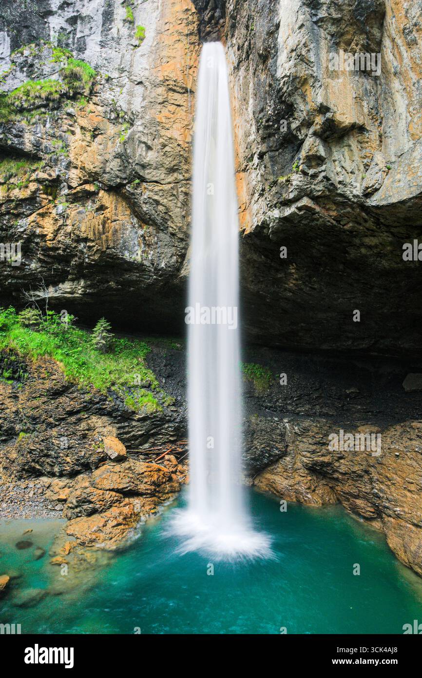 Cascata Berglisteber sul passo di chiusa, Glarus, Svizzera Foto Stock