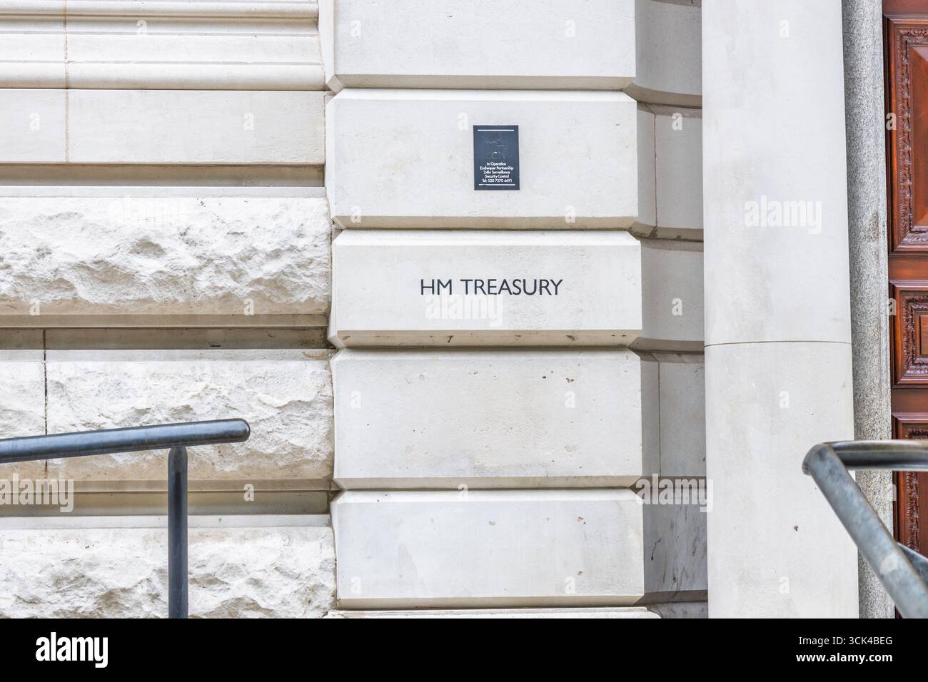 Esterno dell'edificio del Tesoro HM con il cartello ufficiale in pietra intagliata. Londra, Regno Unito, 10 agosto 2024 Foto Stock