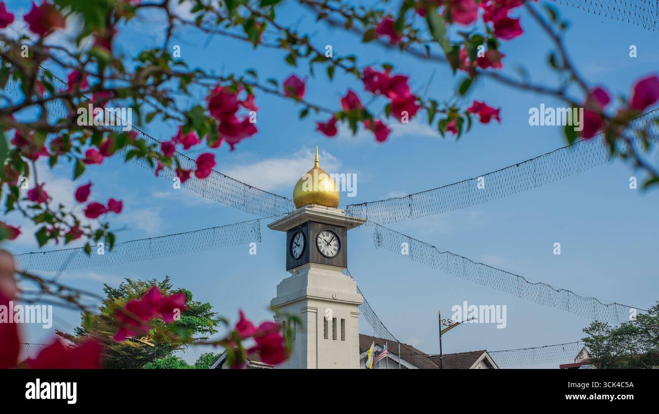 La torre dell'orologio fu costruita come memoriale dell'incoronazione di re Giorgio vi e di sua moglie la regina Elisabetta. Situato a Kuala Kangsar, Perak. Foto Stock