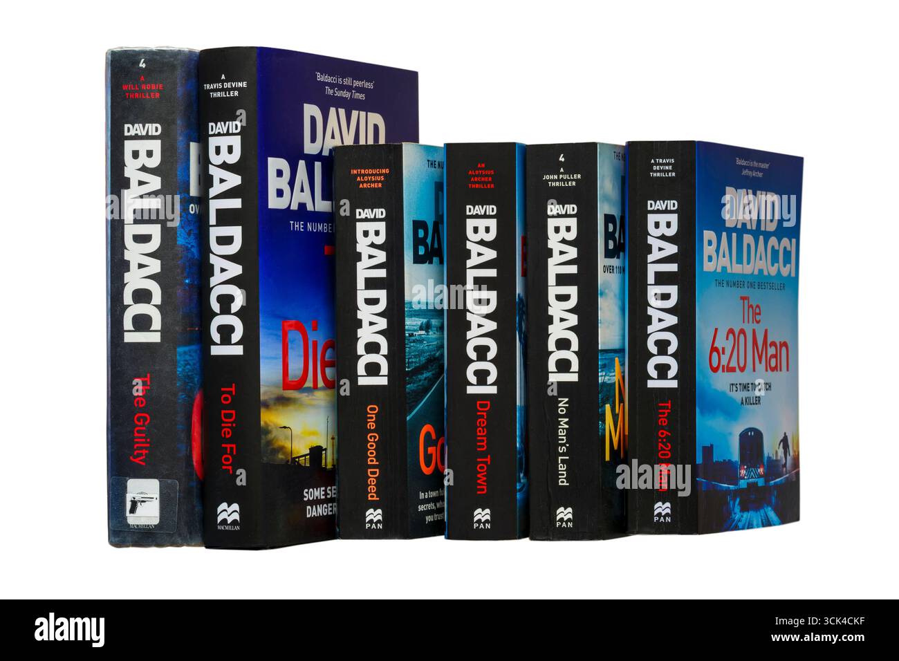 Selezione di libri di David Baldacci che mostrano spine isolate su sfondo bianco Foto Stock