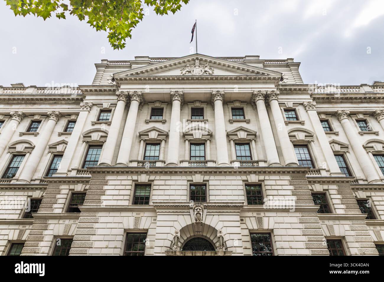 Edificio del governo del Tesoro a Whitehall. Londra, Regno Unito, 10 agosto 2024 Foto Stock