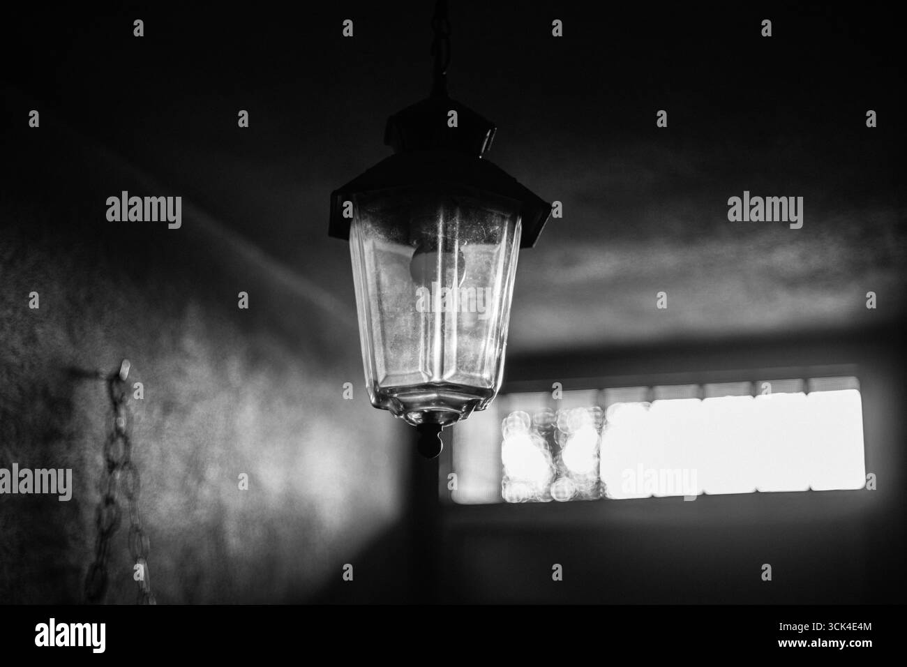 Lampada in vetro antica in bianco e nero Foto Stock