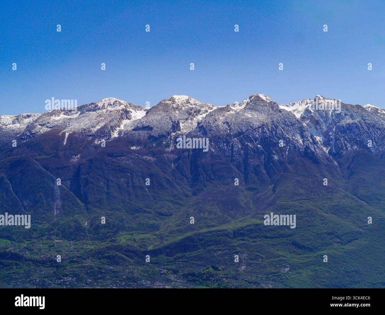 Vista del Monte Baldo ricoperto di neve in primavera. Preso da Musio, un villaggio appartenente a Tremosine. Tremosine è un villaggio sulla riva occidentale del lago Foto Stock
