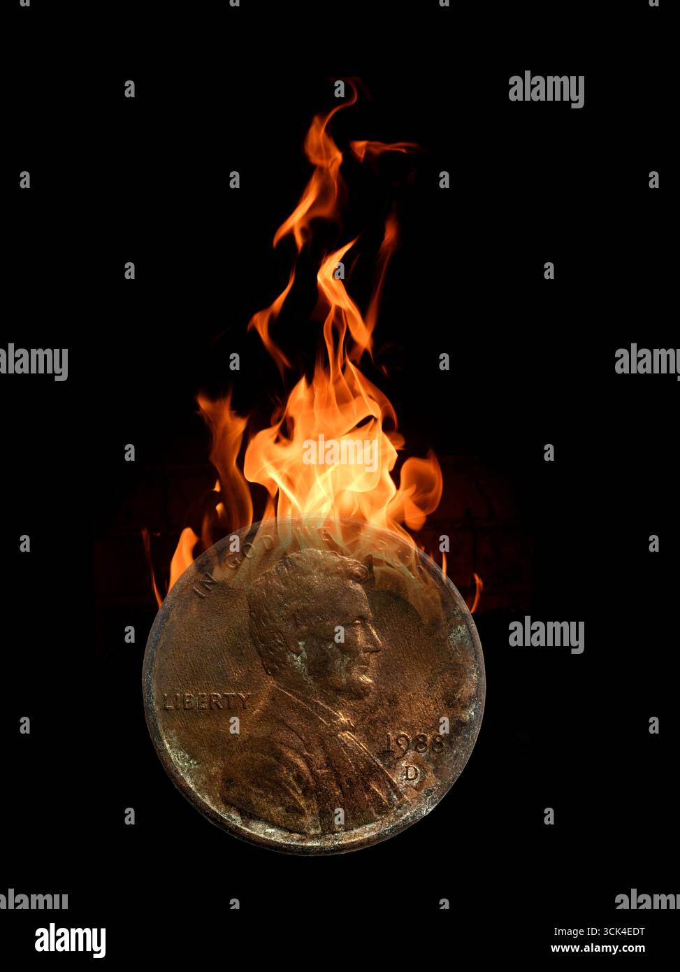 Un vecchio penny antiquato che brucia in fiamme Foto Stock