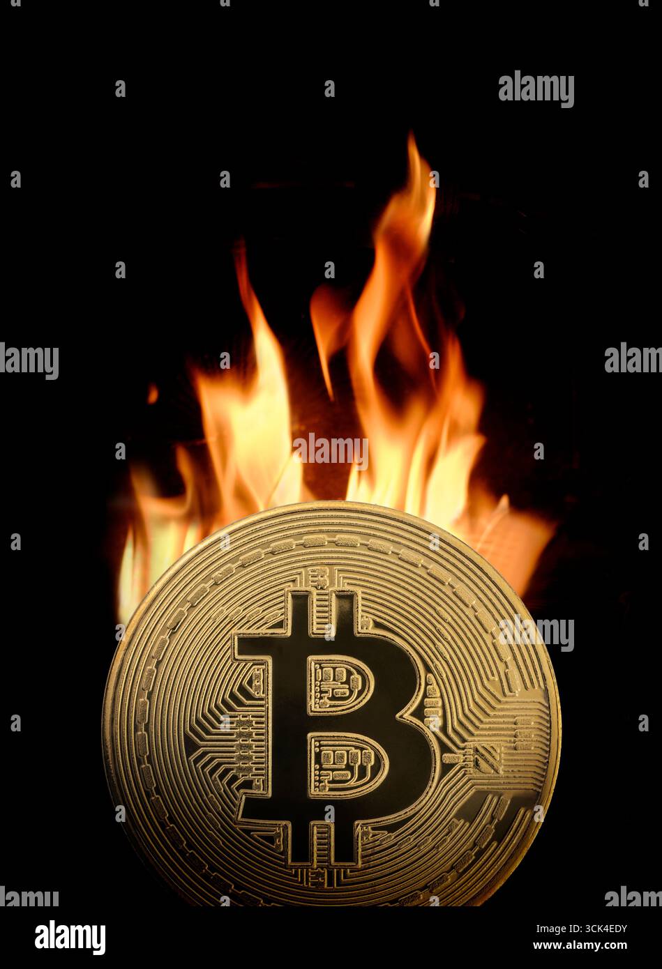 Bitcoin d'oro che brucia in fiamme Foto Stock