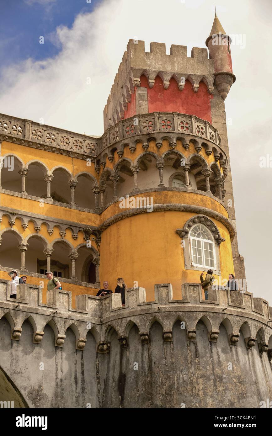 Vista ravvicinata delle torri rosse e gialle del Palácio da pena a Sintra, Portogallo. Il palazzo è un sito patrimonio dell'umanità dell'UNESCO Foto Stock