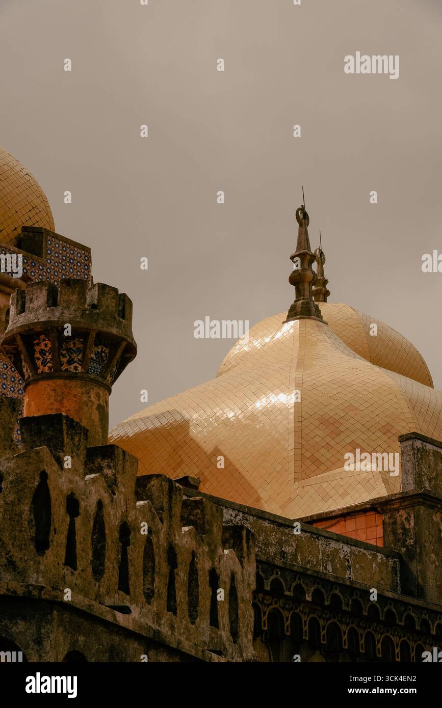 Primo piano di un tetto piastrellato giallo sul Palácio da pena a Sintra, Portogallo. Questo palazzo romanticista fonde stili gotici, moreschi e manuelini. Foto Stock
