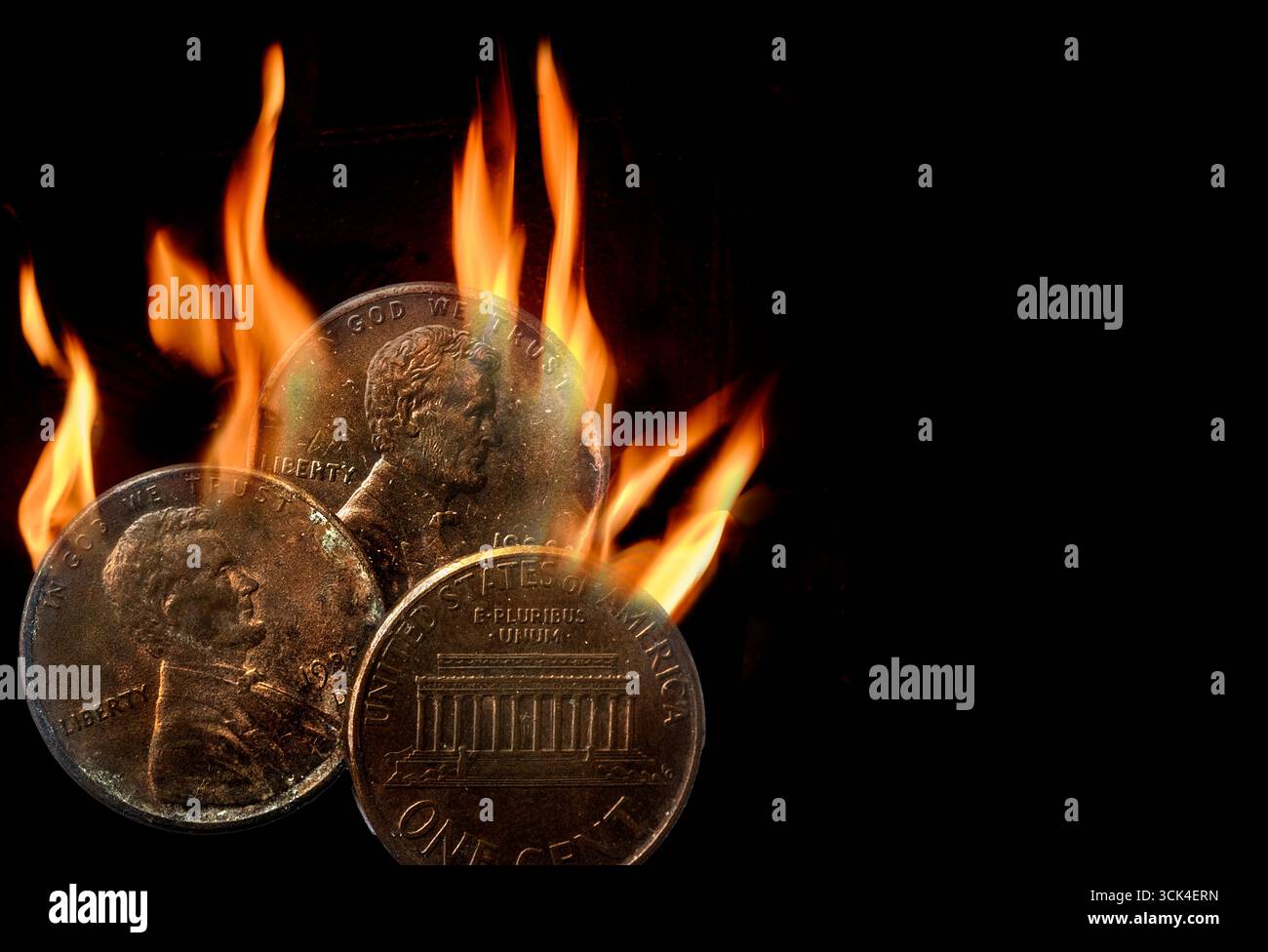 Tre vecchi centesimi antiquati che bruciano in fiamme Foto Stock