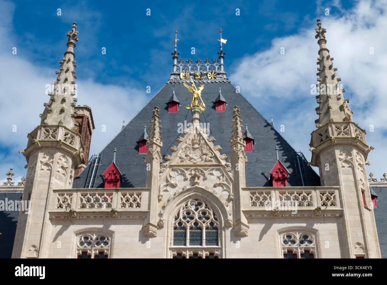 Esterno dell'edificio neogotico del tribunale provinciale di Grote Markt Foto Stock