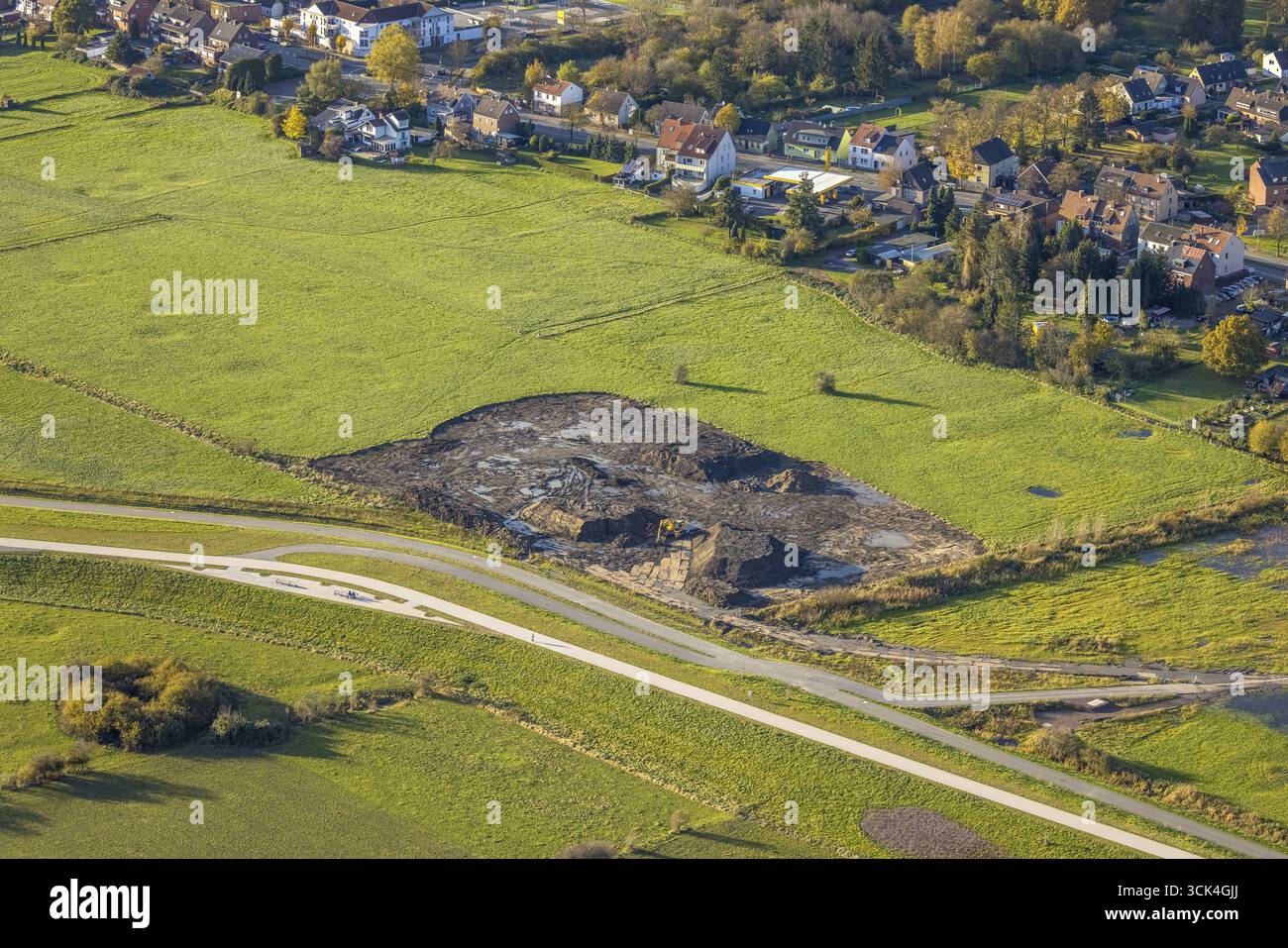 Vista aerea, cantiere edile in una zona prata di Lippestrand nella zona residenziale di Heessener Strasse, circondato da alberi decidui autunnali, quartiere Foto Stock