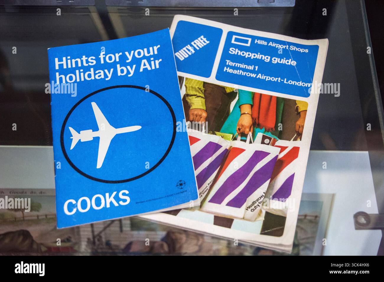 Due opuscoli di viaggio aereo di viaggio a bordo alla fine degli anni '1960, lasciati da Thomas Cook, a destra c'è la guida per lo shopping Foto Stock