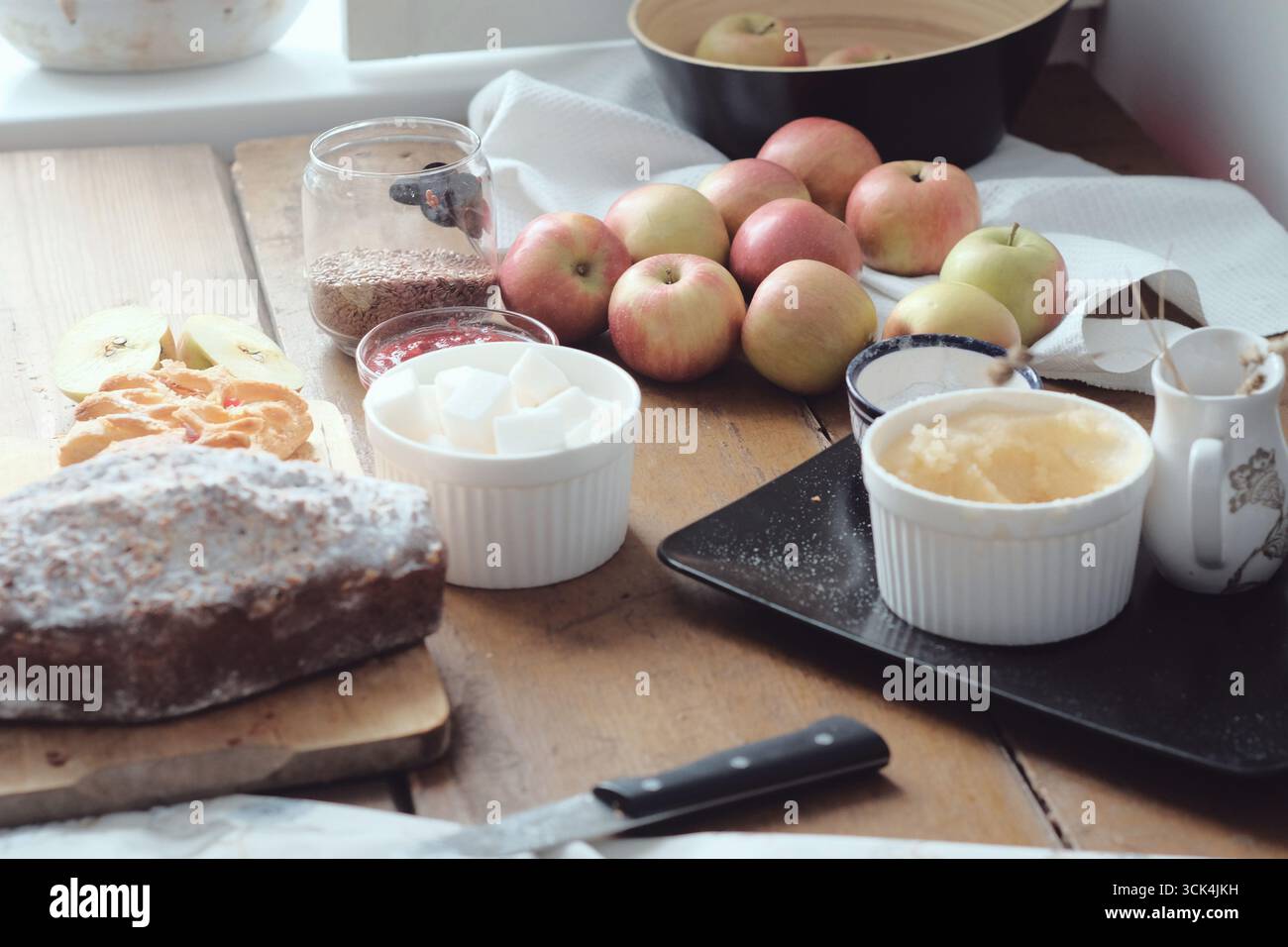 Torta e ingredienti del deserto con le mele sul tavolo da cucina Foto Stock