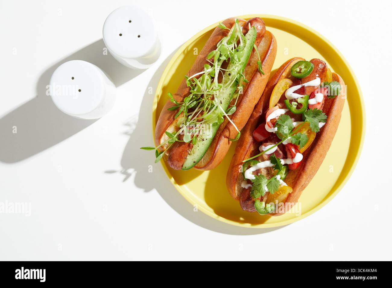 Due tipi di hot dog con verdure Foto Stock