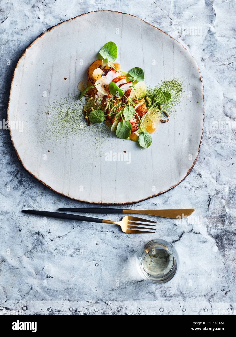 Aragosta grigliata con pesca, ravanello nero e tè matcha Foto Stock
