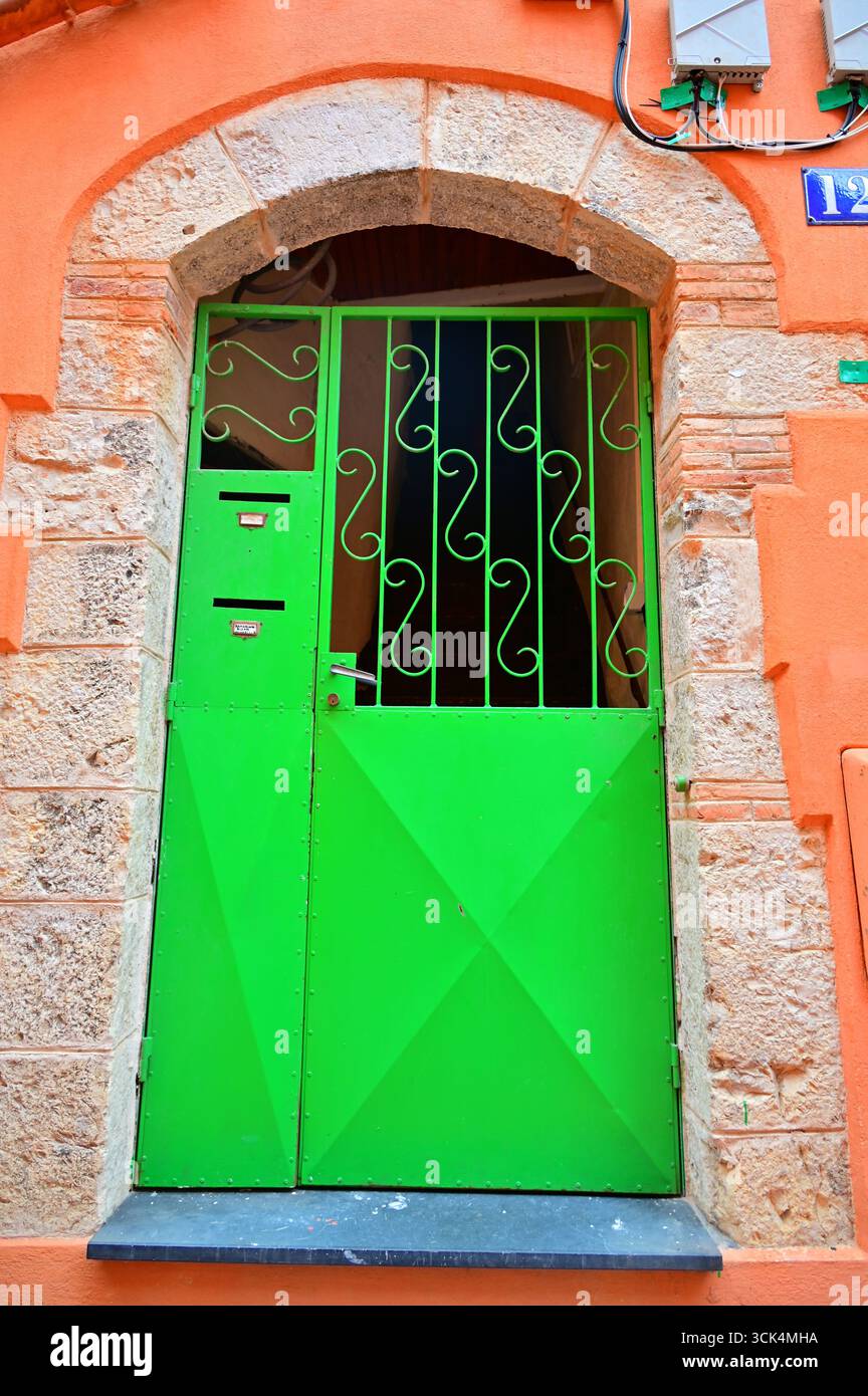 Porta d'ingresso in metallo verde in Francia Foto Stock