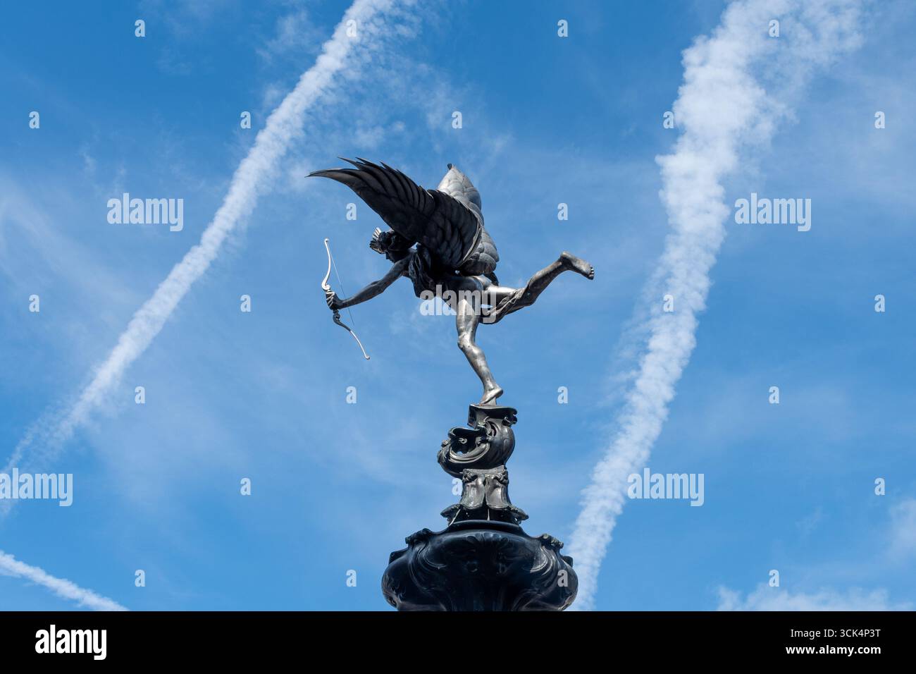La Shaftesbury Memorial Fountain sormontata da una statua alata di Anteros a Piccadilly Circus, Londra, Inghilterra, Regno Unito. Foto Stock