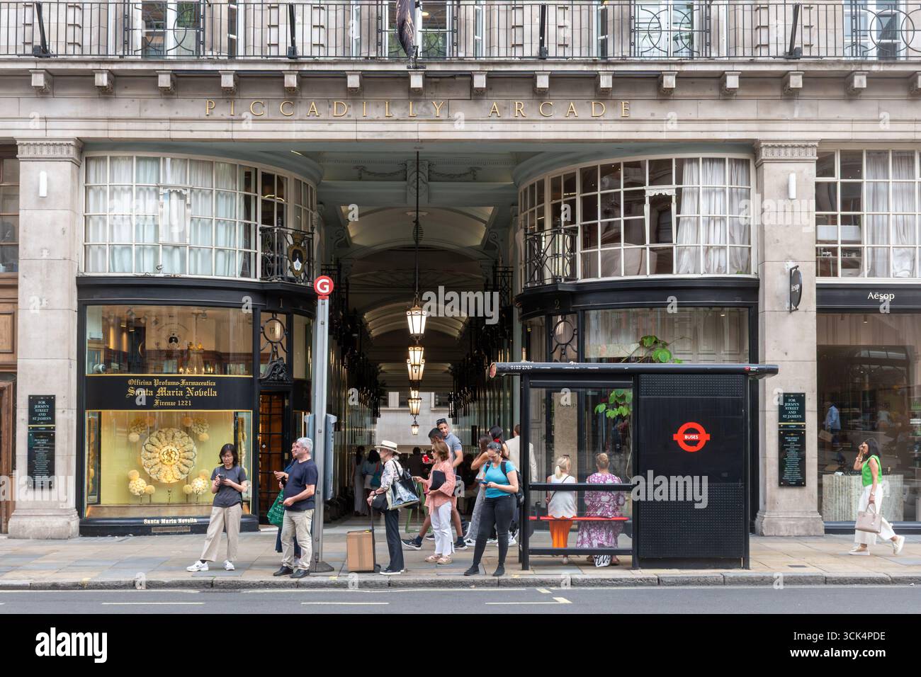 Piccadilly Arcade, che corre tra Piccadilly e Jermyn Street nella città di Westminster, Londra, Inghilterra, Regno Unito, e che ospita una galleria di negozi di lusso Foto Stock