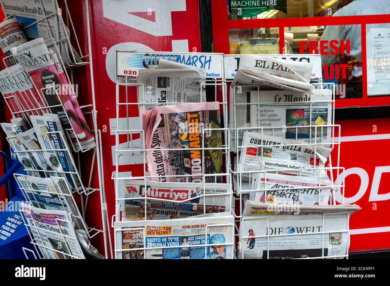Londra, Regno Unito, primo piano, Quotidiani in esposizione in edicola, International Press Foto Stock