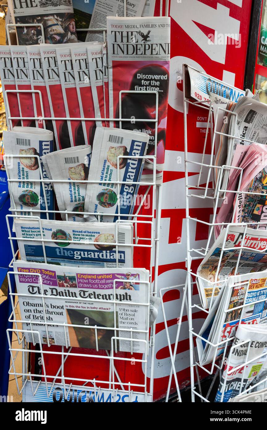 Londra, Regno Unito, primo piano, giornali su rack in vendita all'edicola, tabacchi Foto Stock
