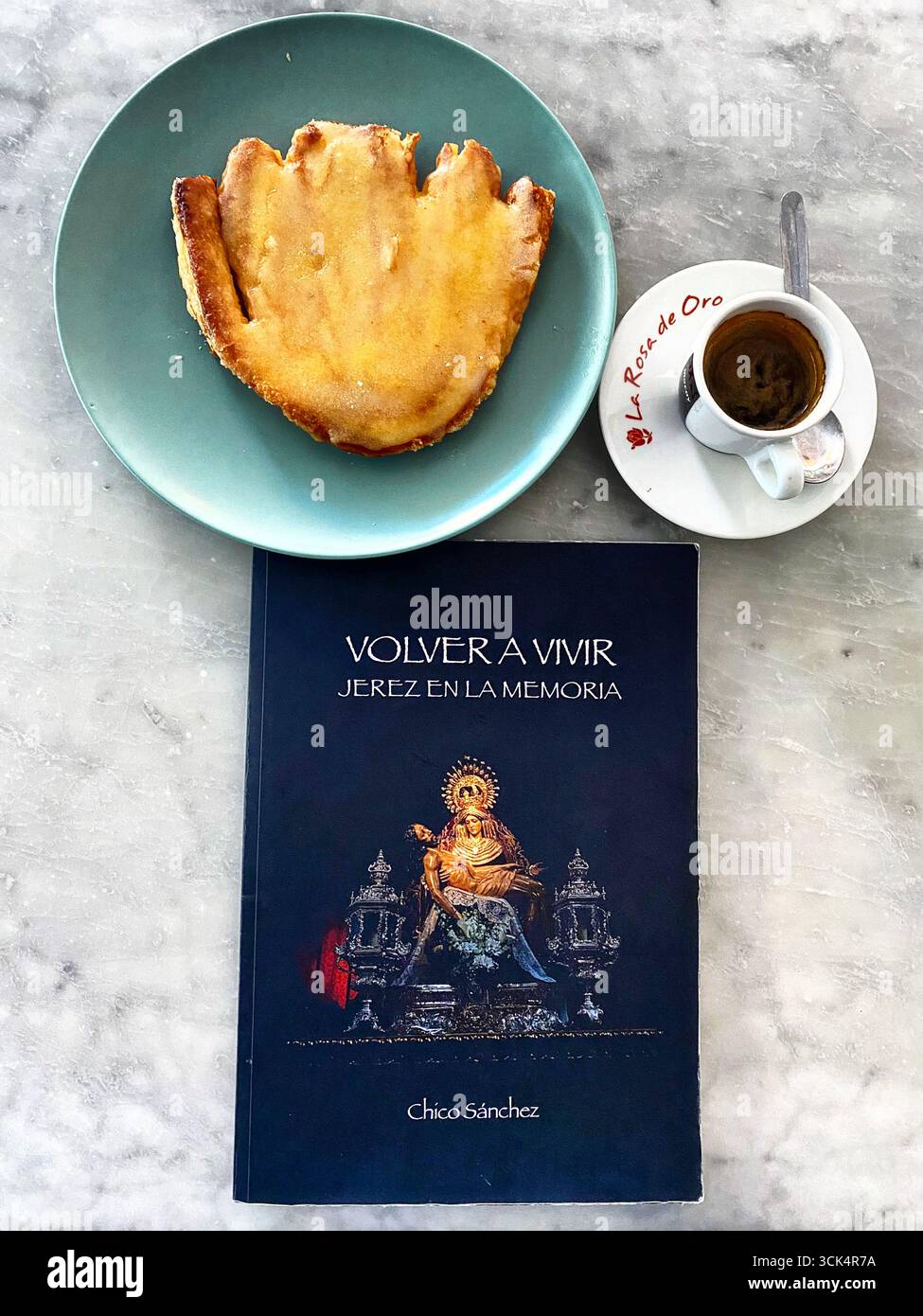 Il libro fotografico "Volver a Vivir" dello scrittore spagnolo Chico Sánchez è mostrato nella famosa panetteria la Rosa de Oro a Jerez de la Frontera, Spagna - Immagine stock catturata con smartphone