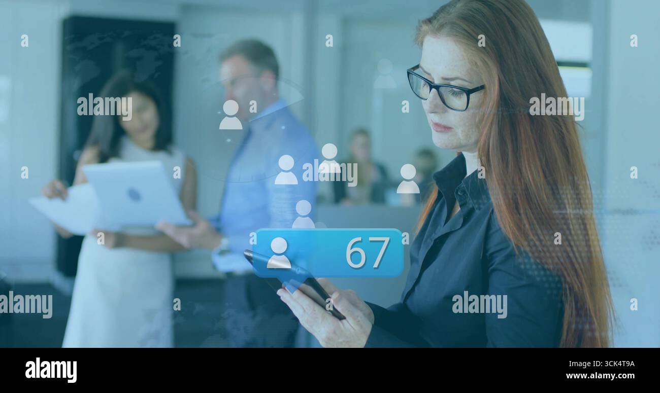 Donna dai capelli rossi in blusa nera che legge un tablet in ufficio, con icone, badge blu, spazio copia Foto Stock