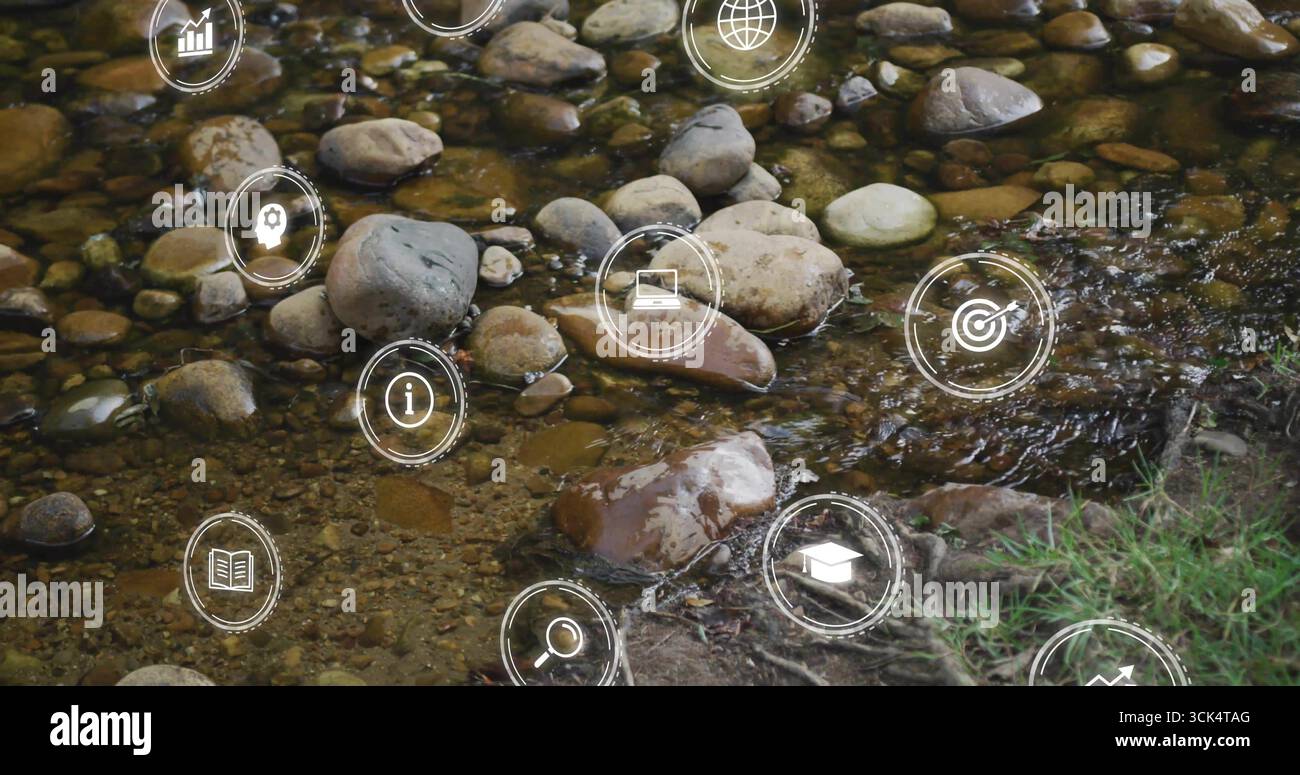 Acqua poco profonda che scorre su pietre lisce nel bosco creek, con icone digitali sovrapposte Foto Stock