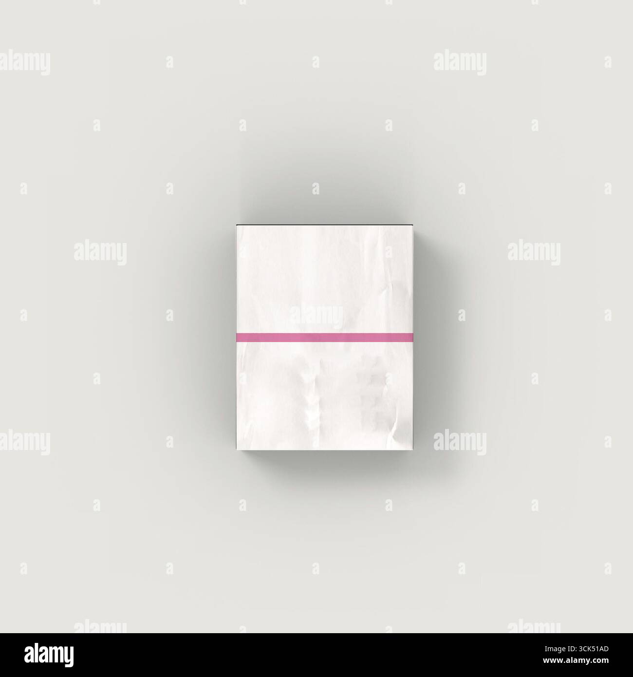 Una confezione bianca minimalista e sgualcita con una striscia rosa, probabilmente per l'imballaggio del prodotto o per scopi di branding. Foto Stock