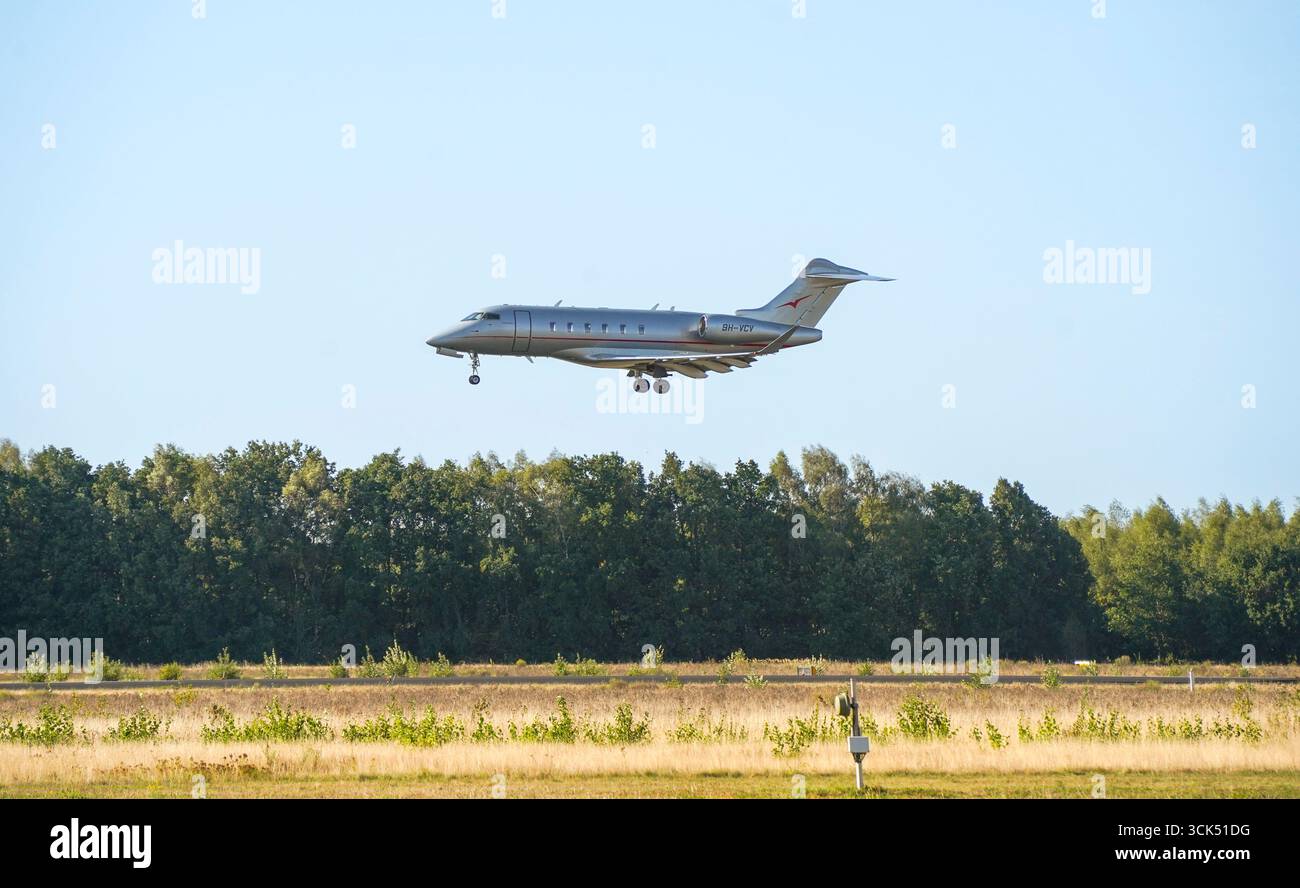 Compagnia aerea di atterraggio di piccoli aerei VistaJet sull'aeroporto di Eindhoven, Paesi Bassi. Foto Stock
