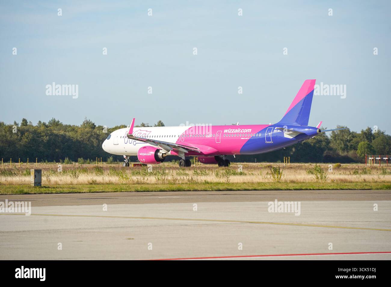 Pista dell'aeroporto di Eindoven, con gli aerei Wizz parcheggiati. Eindhoven, Brabante settentrionale, Paesi Bassi. Foto Stock