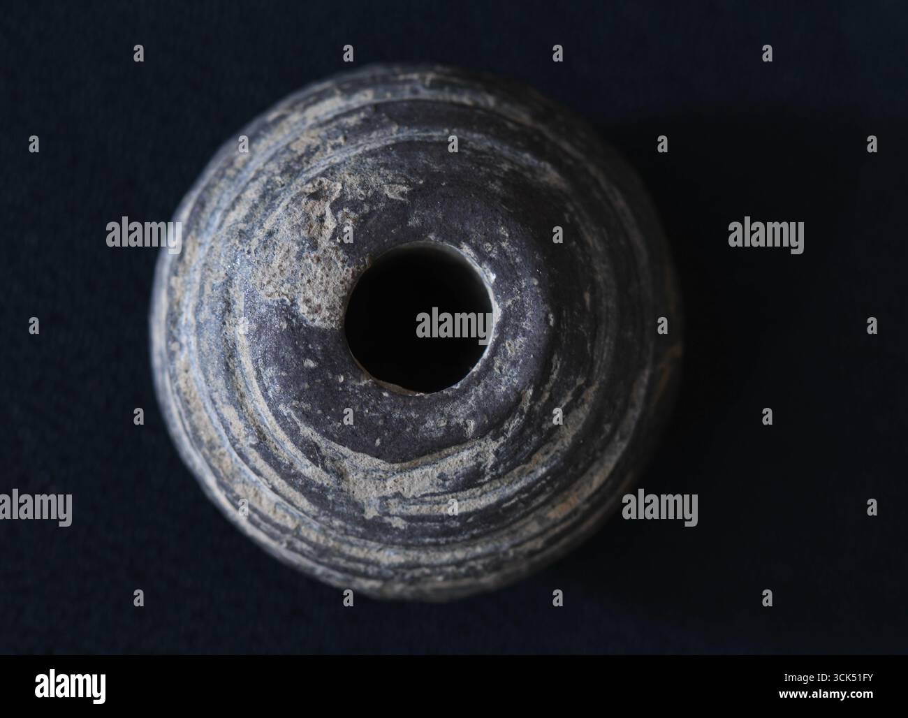 10 settembre 2025, Sassonia-Anhalt, Friburgo: Un baluardo trovato durante gli scavi al castello di Neuenburg è mostrato dagli archeologi dell'Ufficio di Stato per la conservazione dei monumenti e dell'archeologia al castello di Neuenburg. Gli scavi hanno fornito nuove informazioni sulla storia dell'edificio e sul suo uso. Tracce di densa costruzione sono state scoperte sotto il mastio di "Dicker Wilhelm", compresi i resti di un massiccio pavimento, un edificio sopra una cantina a volta con riscaldamento ad aria calda e una stufa piastrellata di Napf, nonché un'altra cantina e parti di un fosso. I reperti indicano un'alta qualità e p Foto Stock