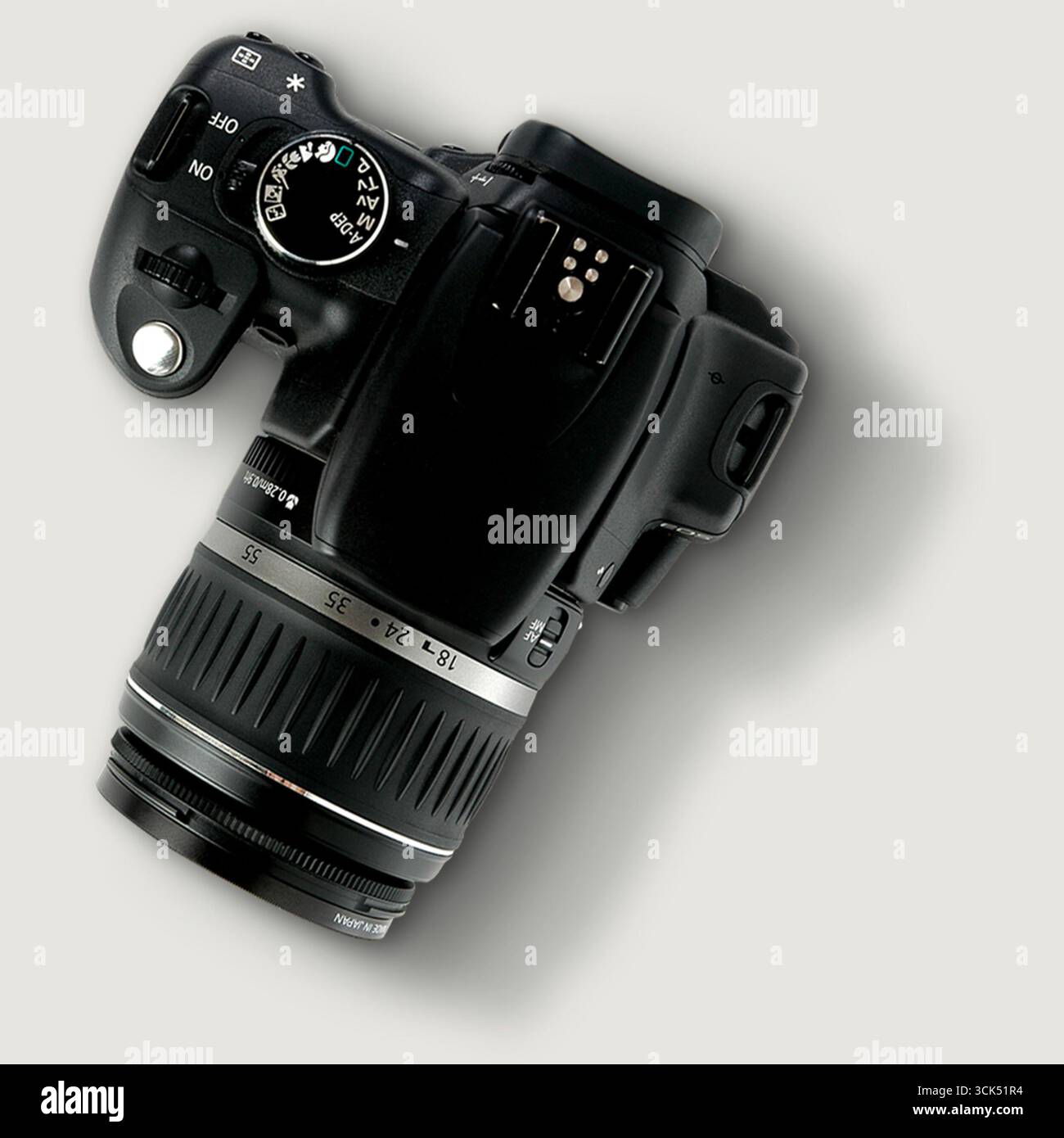 Una fotocamera digitale posizionata ad angolo, che mostra l'obiettivo e i comandi utilizzati per la fotografia. Foto Stock