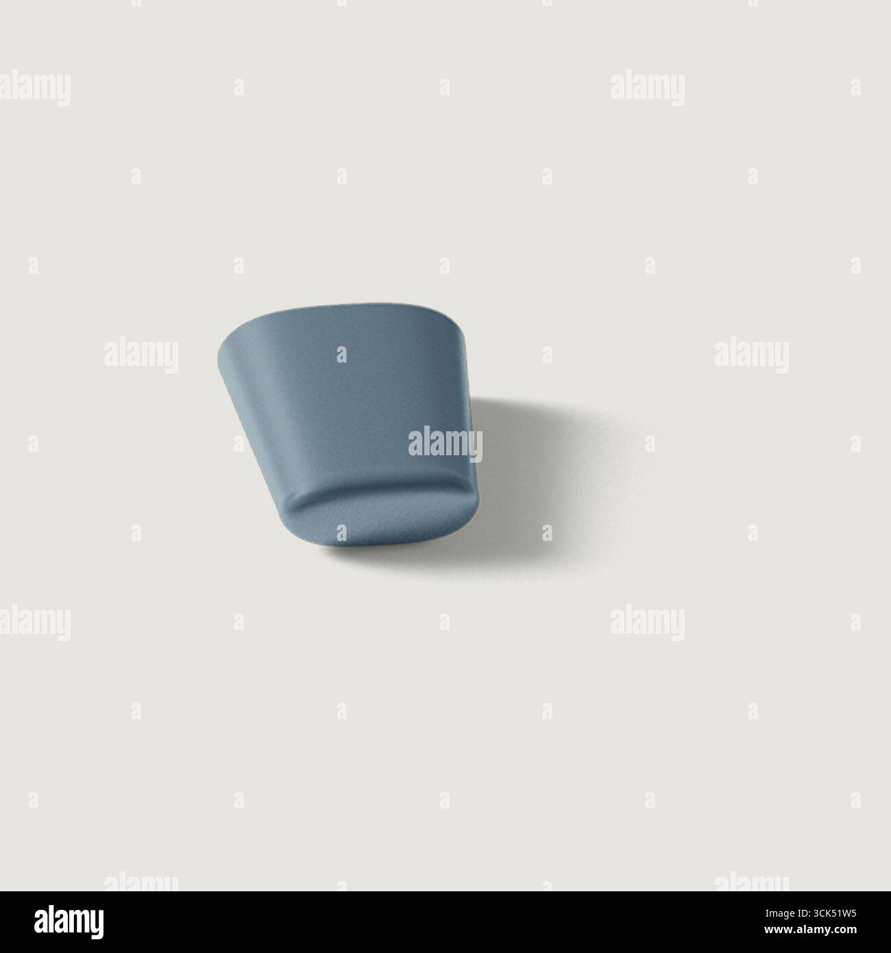 Un semplice contenitore blu con parte superiore arrotondata, possibilmente per contenere piccoli oggetti o come pezzo decorativo. Foto Stock