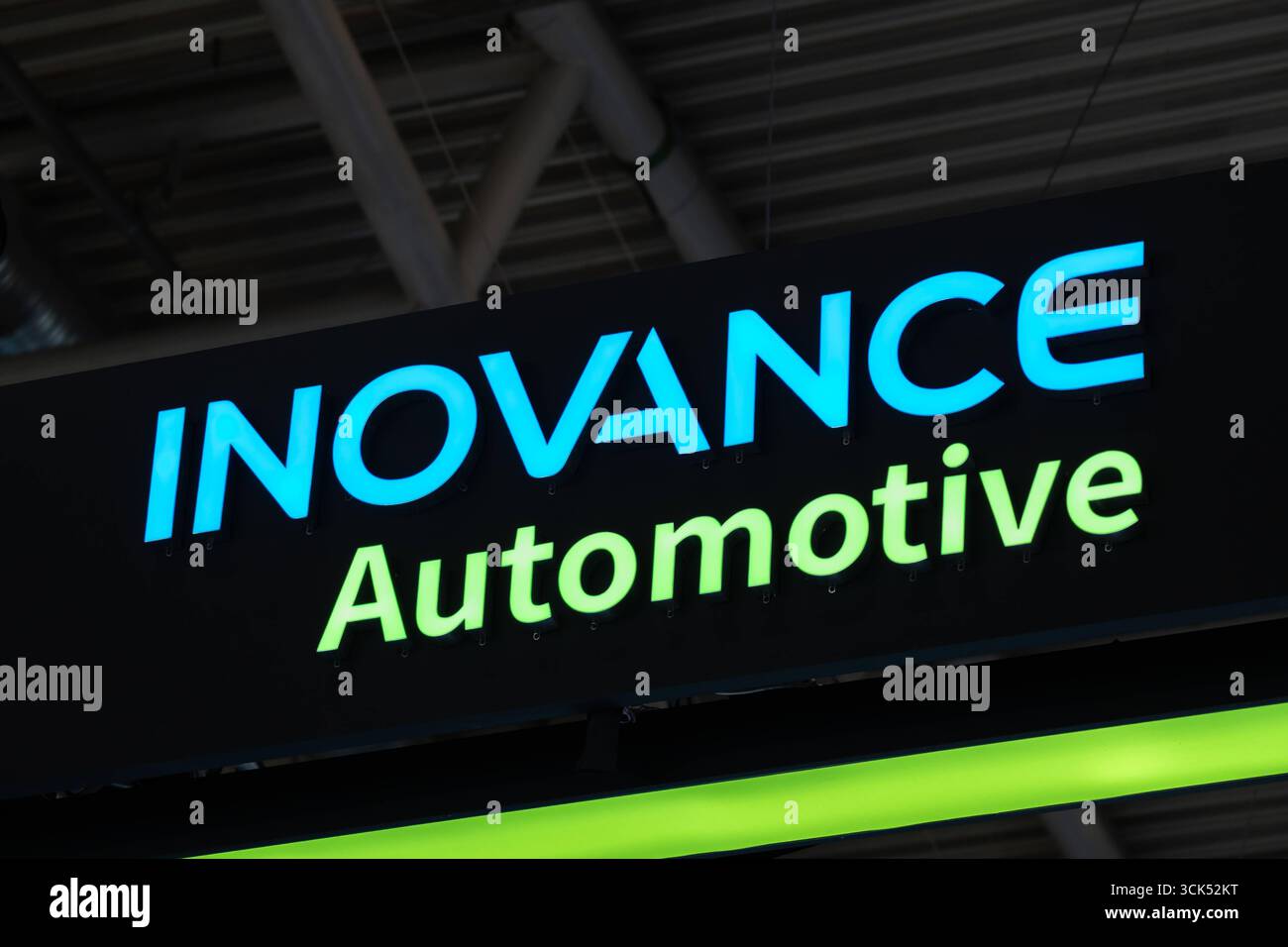 Monaco di Baviera, Germania - 9 settembre 2025: Fiera IAA Mobility 2025 a Monaco di Baviera. Il logo di Inovance Automotive mostra la scritta dell'azienda cinese e rende visibile il marchio, associato all'elettronica e alla tecnologia di controllo nell'industria automobilistica *** IAA Mobility 2025 Messe a München. DAS Logo von Inovance Automotive zeigt den Schriftzug des chinesischen Unternehmens und macht den Markennamen sichtbar, der in der Automobilbranche mit Elektronik und Steuerungstechnik verbunden ist Foto Stock