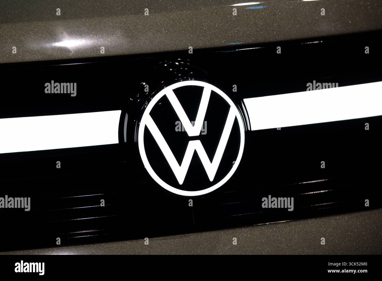 Monaco di Baviera, Germania - 9 settembre 2025: Logo Volkswagen su una griglia del veicolo, fotografato all'IAA Mobility. Fiera Mobility 2025 di Monaco. *** Volkswagen Logo auf einem Fahrzeuggrill, aufgenommen auf der IAA mobilità. Mobility 2025 Messe a München. Foto Stock