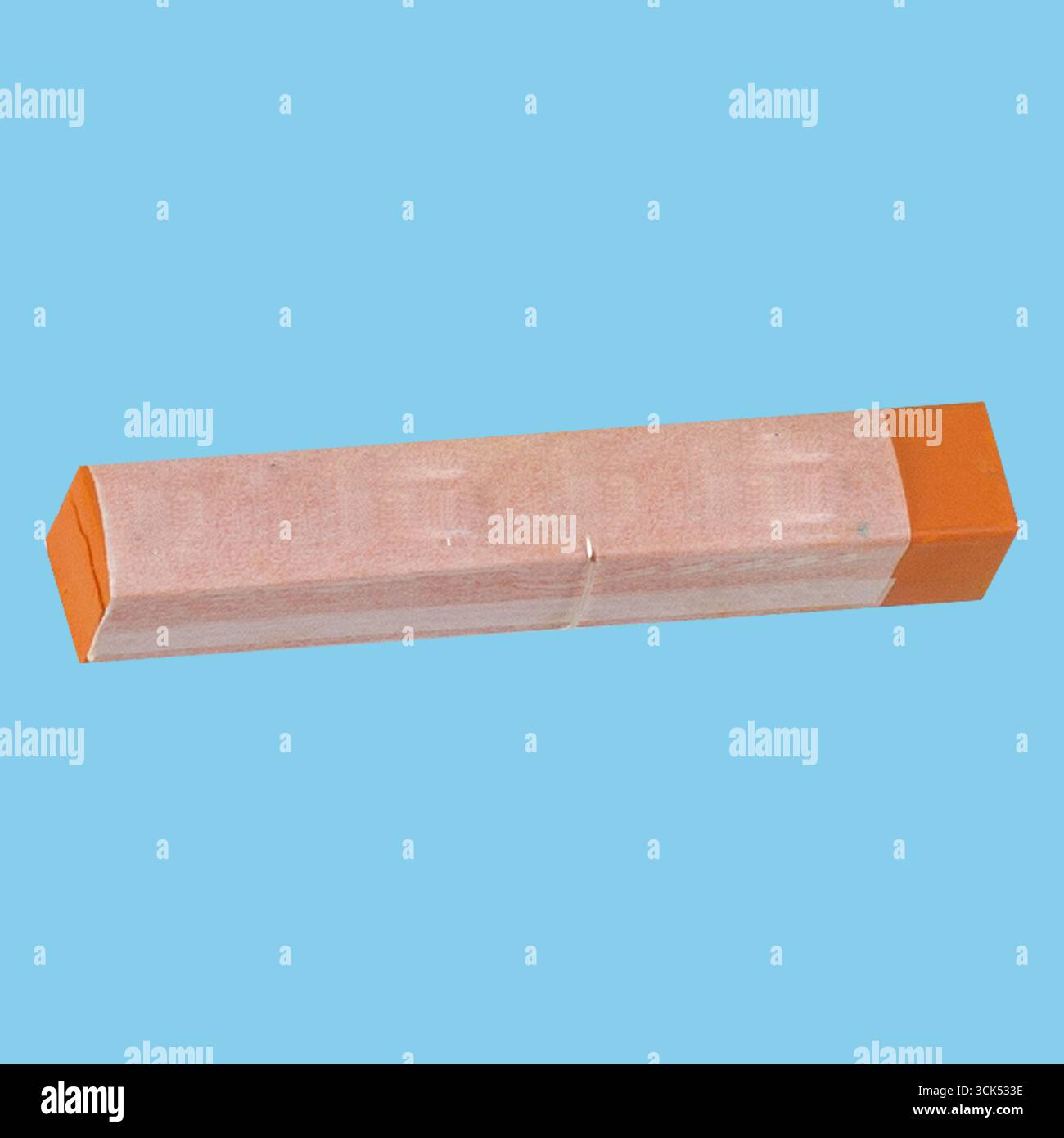 Gomma rettangolare con corpo rosa e estremità arancioni, comunemente utilizzata per correggere i segni a matita. Foto Stock