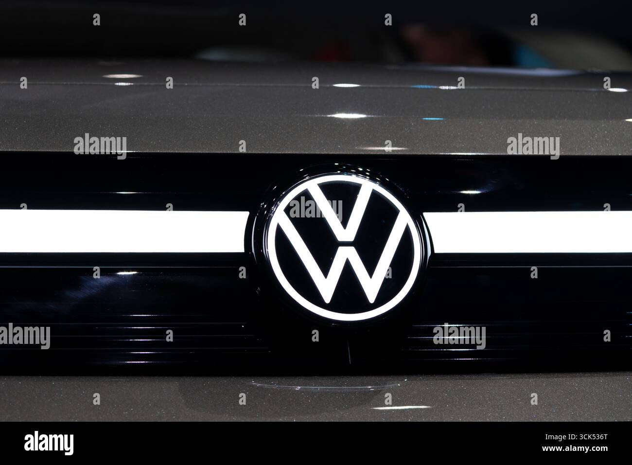 Monaco di Baviera, Germania - 9 settembre 2025: Logo Volkswagen su una griglia del veicolo, fotografato all'IAA Mobility. Fiera Mobility 2025 di Monaco. *** Volkswagen Logo auf einem Fahrzeuggrill, aufgenommen auf der IAA mobilità. Mobility 2025 Messe a München. Foto Stock