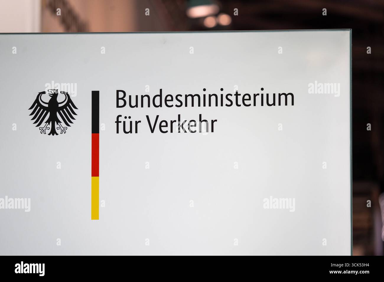 Monaco di Baviera, Germania - 9 settembre 2025: Bandiera del Ministero federale dei trasporti alla IAA Mobility. Fiera Mobility 2025 di Monaco. *** Banner des Bundesministeriums für Verkehr auf der IAA Mobility. Mobility 2025 Messe a München. Foto Stock