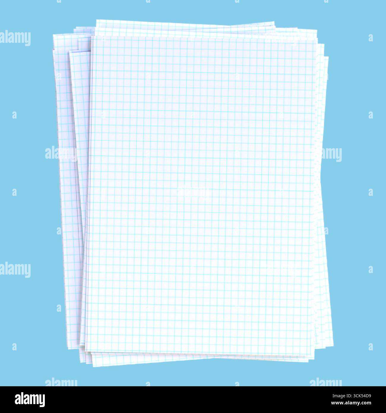 Una pila di fogli di carta per grafici vuoti, ideale per disegnare grafici, eseguire calcoli o prendere appunti in un formato strutturato. Foto Stock