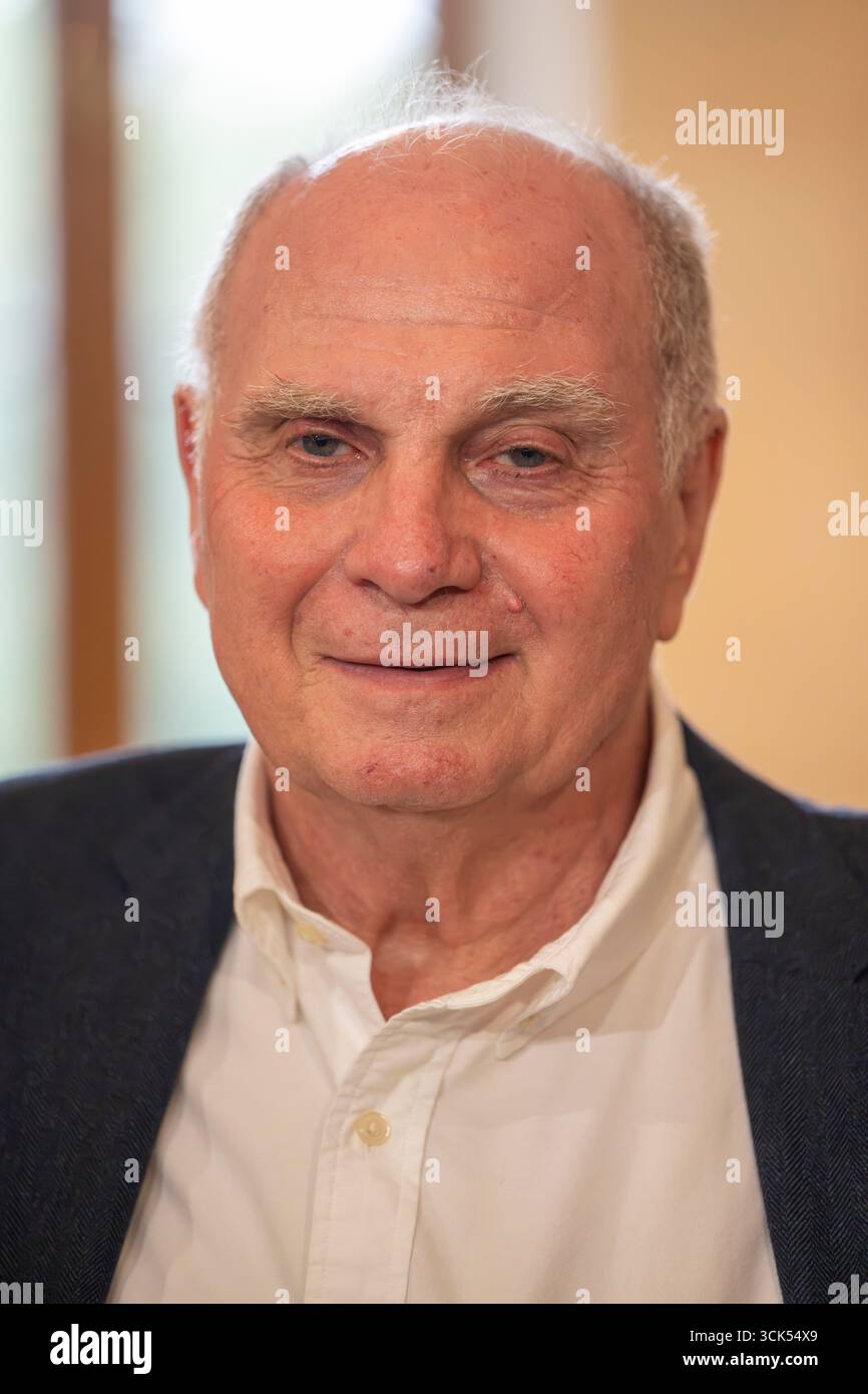 Monaco, Germania. 10 settembre 2025. Uli Hoeneß partecipa all'accoglienza per le squadre di calcio maschile e femminile del Bayern Monaco presso la Cancelleria di Stato ospitata dal ministro della Baviera Presidente. L'occasione è l'onore di essere incoronato campione tedesco nella stagione 2024/25. Crediti: Peter Kneffel/dpa/Alamy Live News Foto Stock